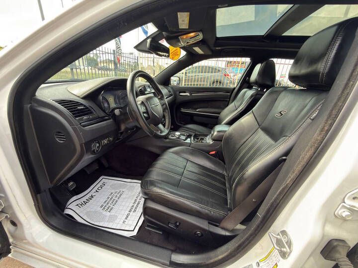 2017 Chrysler 300 Image 9