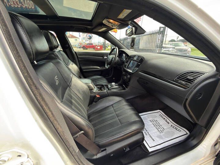 2017 Chrysler 300 Image 10
