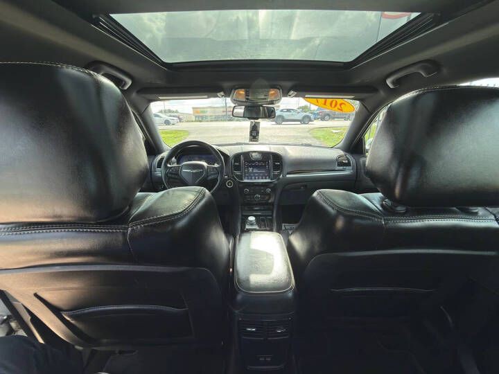 2017 Chrysler 300 Image 11