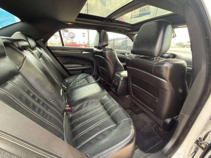 2017 Chrysler 300 Image 12