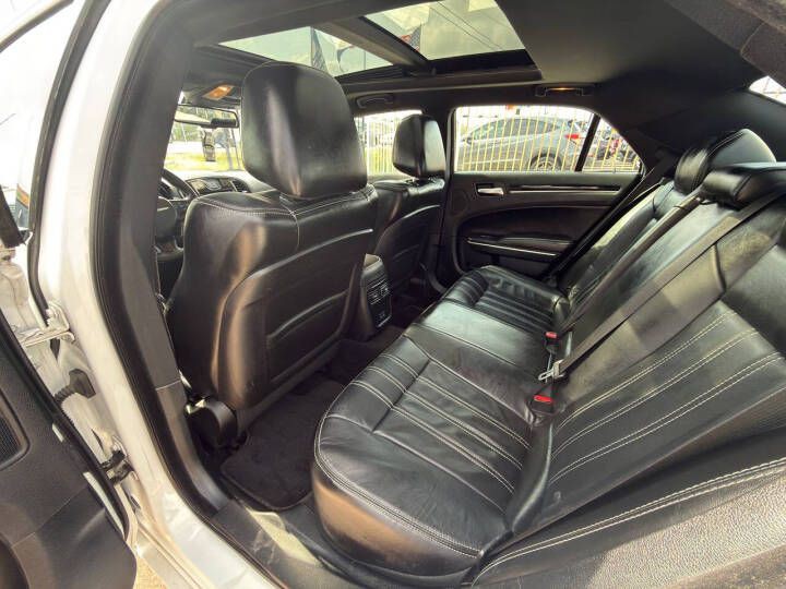 2017 Chrysler 300 Image 13