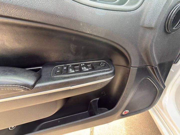 2017 Chrysler 300 Image 15