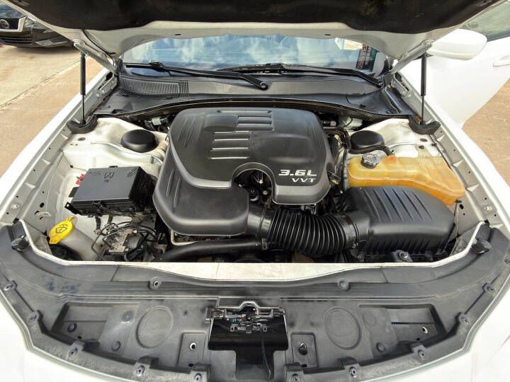 2017 Chrysler 300 Image 16