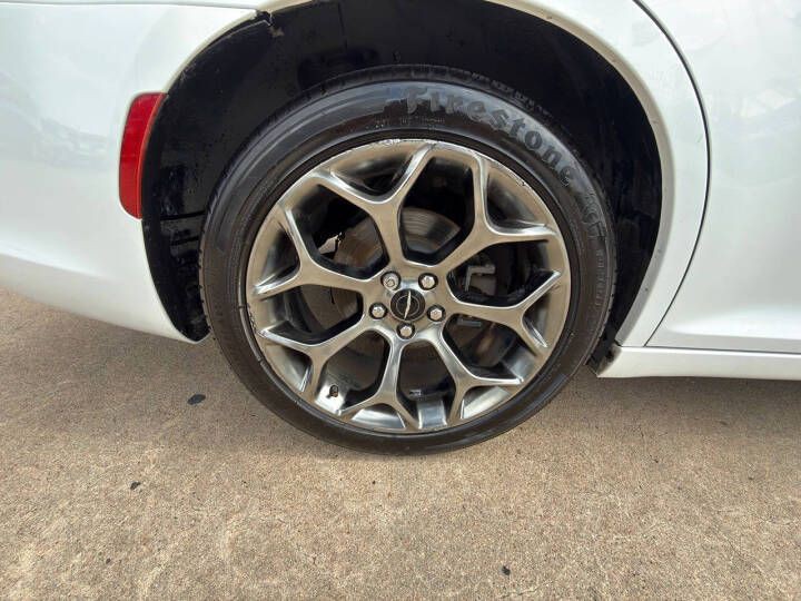 2017 Chrysler 300 Image 17