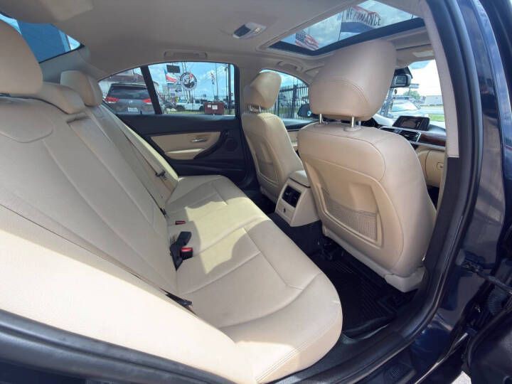 2017 BMW 3 Series Image 12