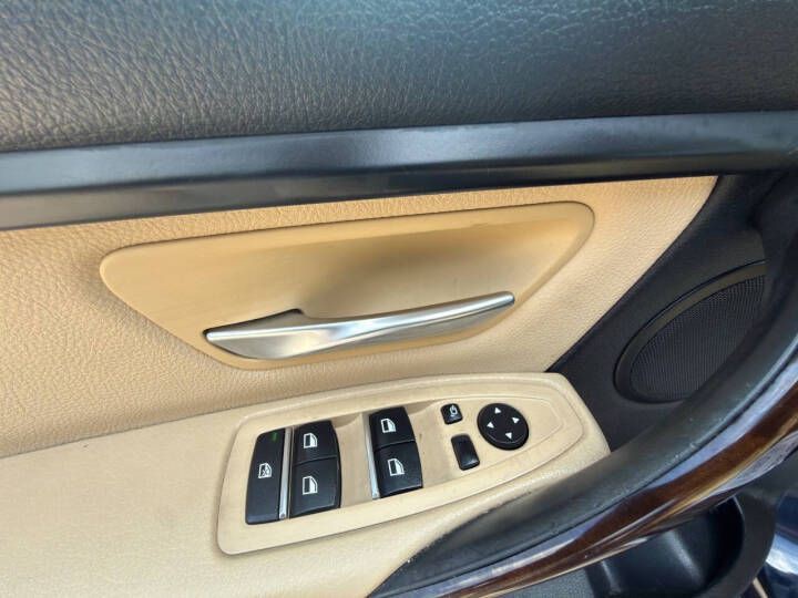 2017 BMW 3 Series Image 14