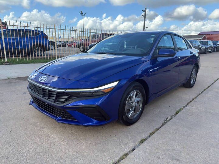 2025 Hyundai Elantra Image 2