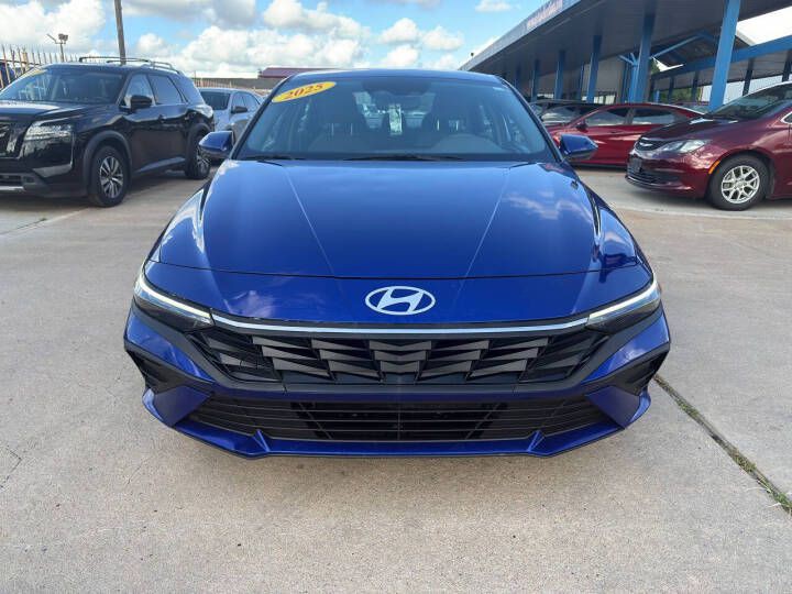 2025 Hyundai Elantra Image 3