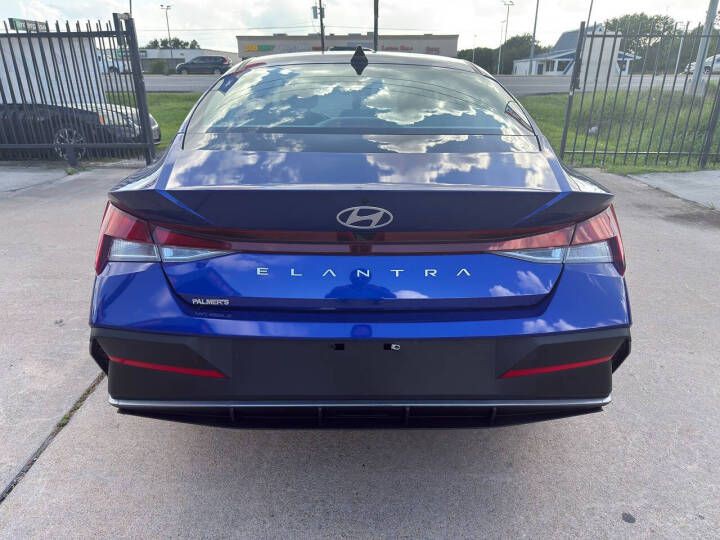 2025 Hyundai Elantra Image 8