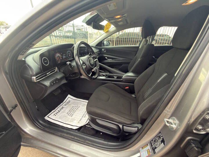 2022 Hyundai Elantra Image 9