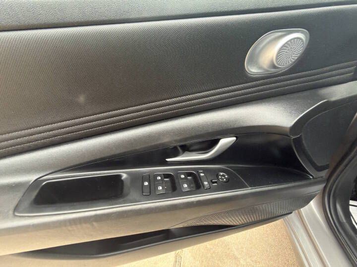 2022 Hyundai Elantra Image 16