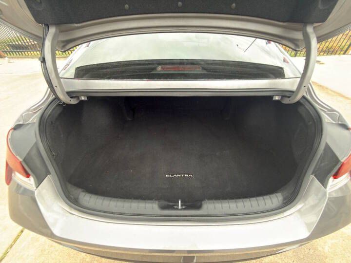 2022 Hyundai Elantra Image 17