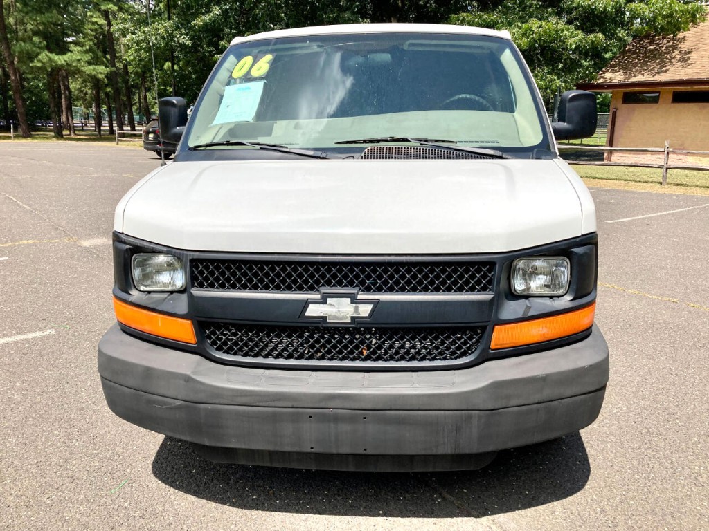 2006 Chevrolet Express Image 2