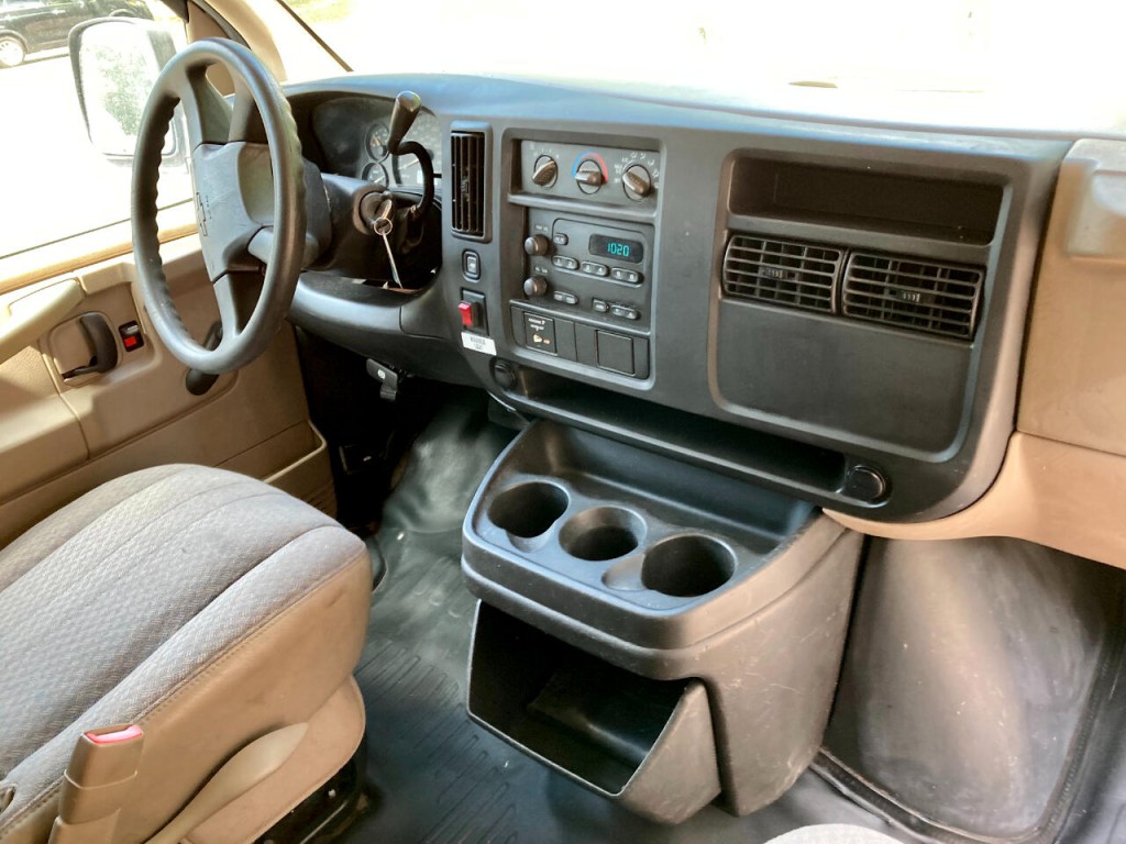 2006 Chevrolet Express Image 30