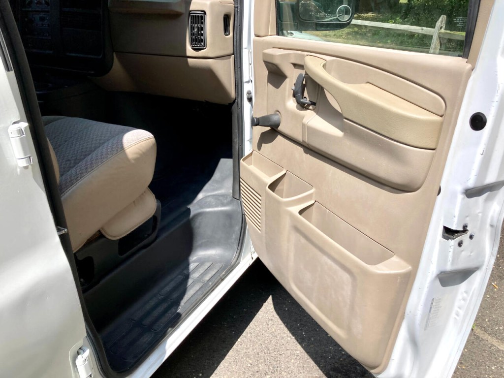 2006 Chevrolet Express Image 32