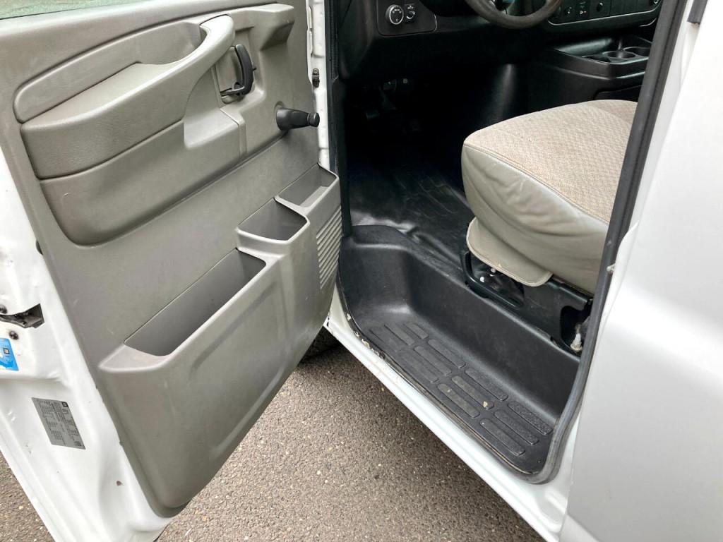 2012 Chevrolet Express Image 17