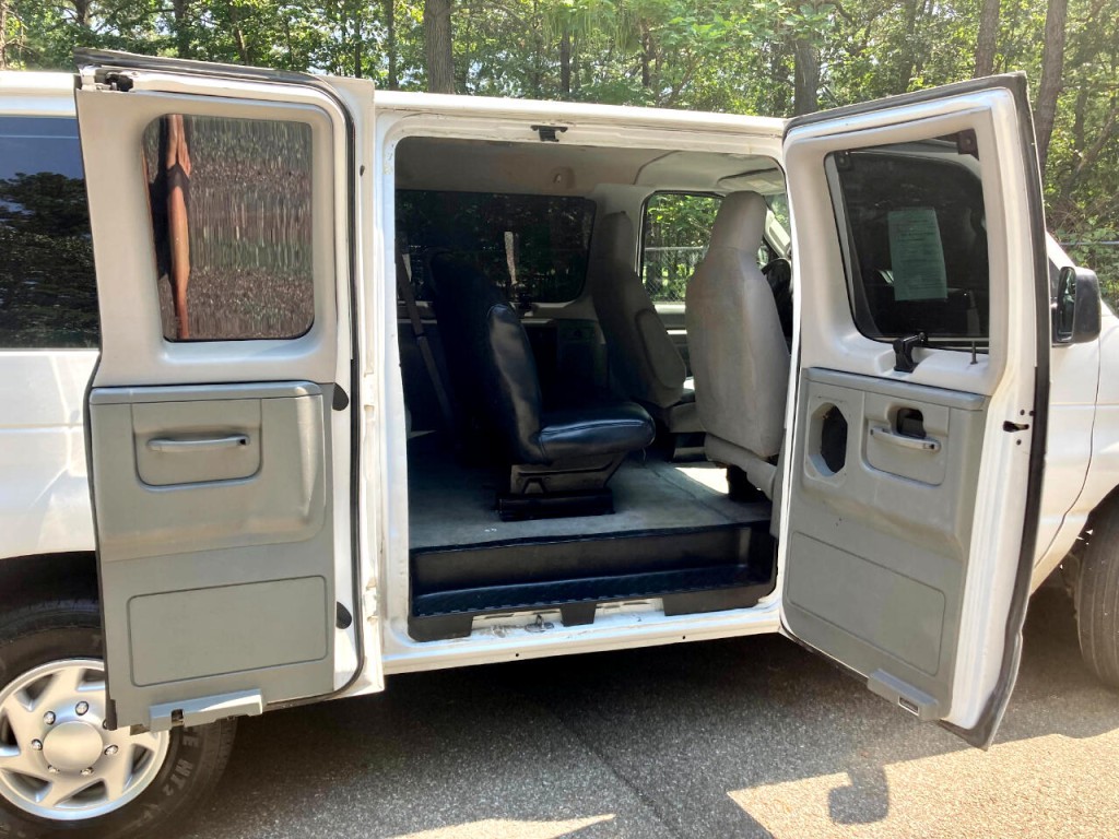 2013 Ford Econoline Image 34