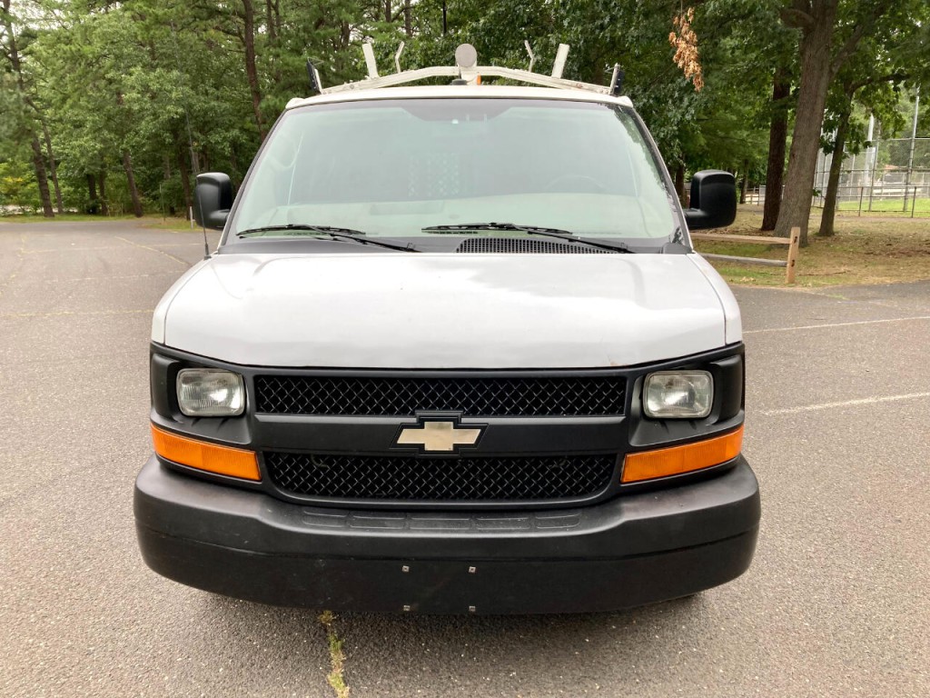 2011 Chevrolet Express Image 2