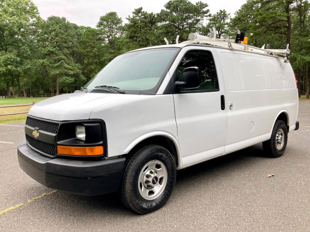 2011 Chevrolet Express Image 3