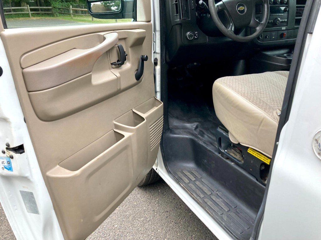 2011 Chevrolet Express Image 16