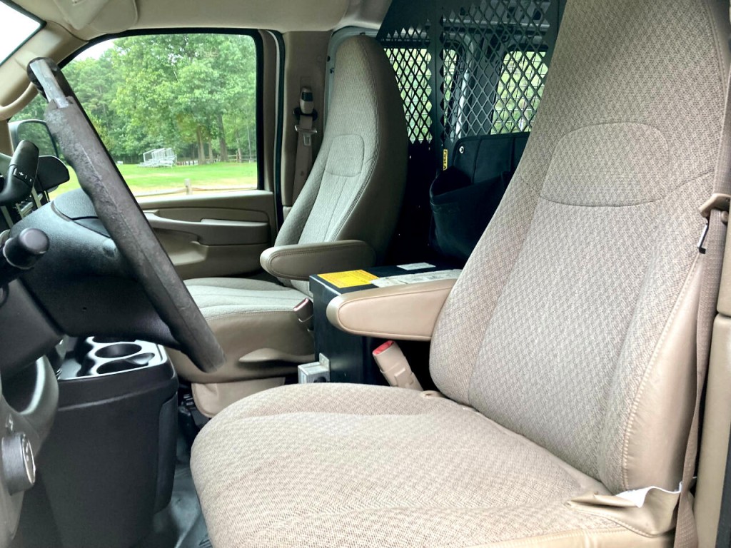 2011 Chevrolet Express Image 17