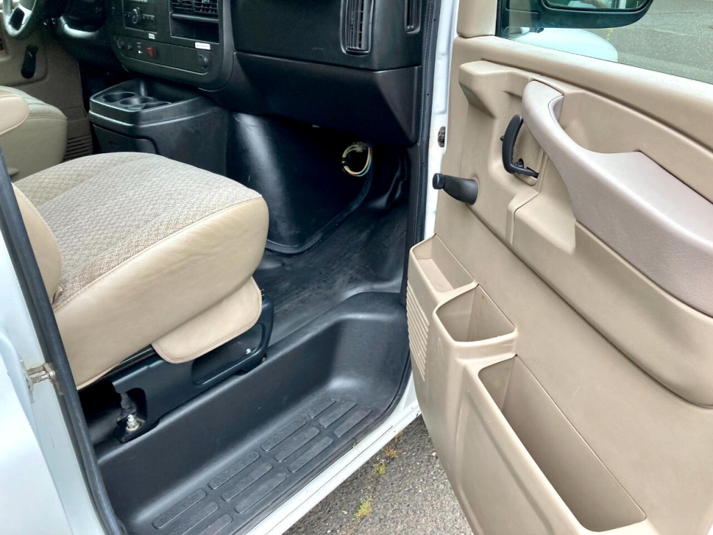 2011 Chevrolet Express Image 29