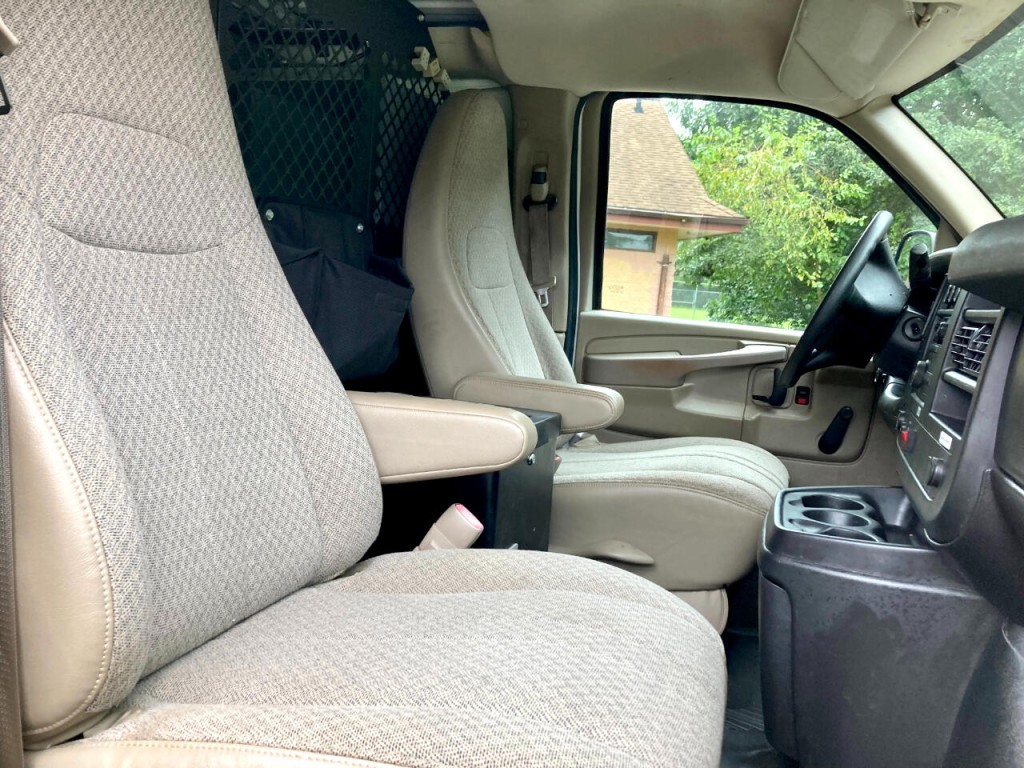 2011 Chevrolet Express Image 30