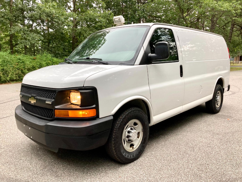 2016 Chevrolet Express Image 3