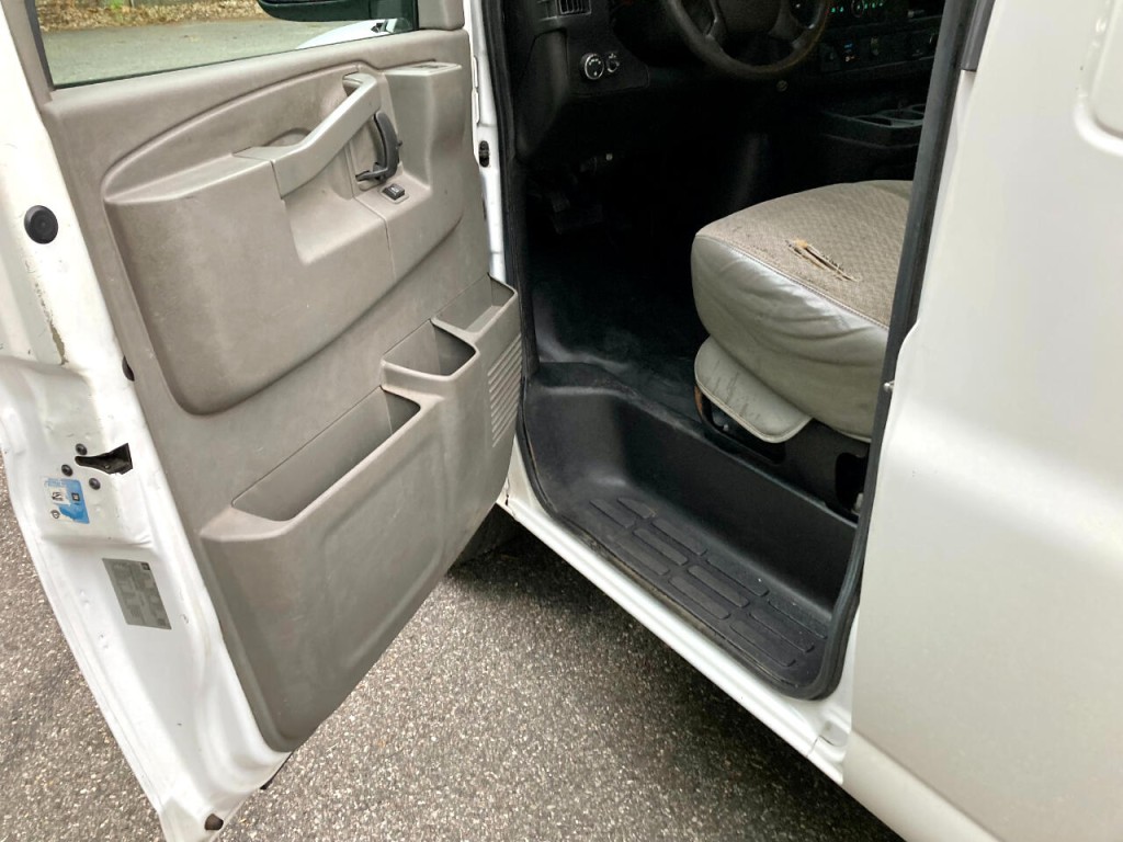 2016 Chevrolet Express Image 18