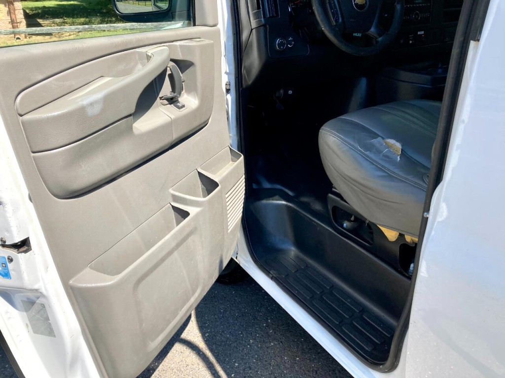 2015 Chevrolet Express Image 12