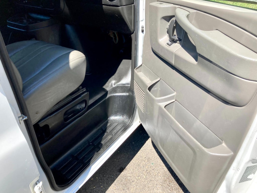 2015 Chevrolet Express Image 39