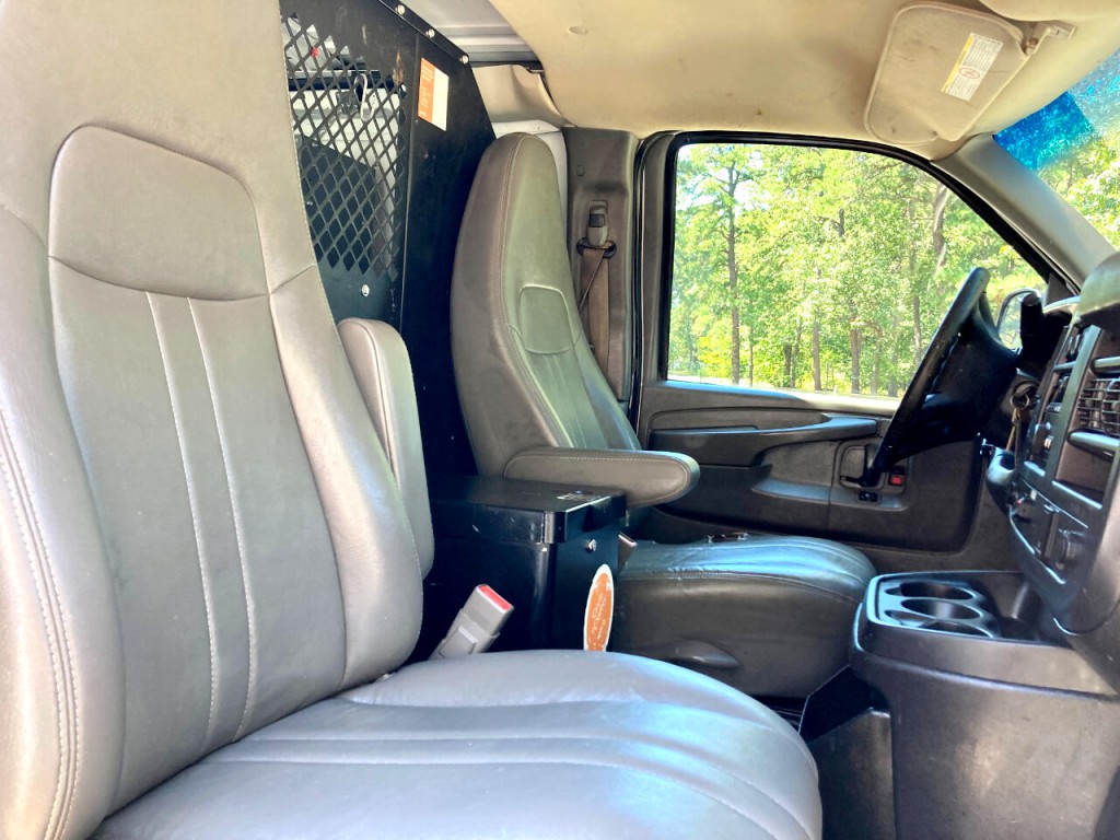 2015 Chevrolet Express Image 40