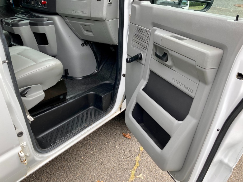 2011 Ford Econoline Image 20