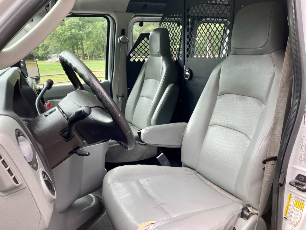 2011 Ford Econoline Image 25