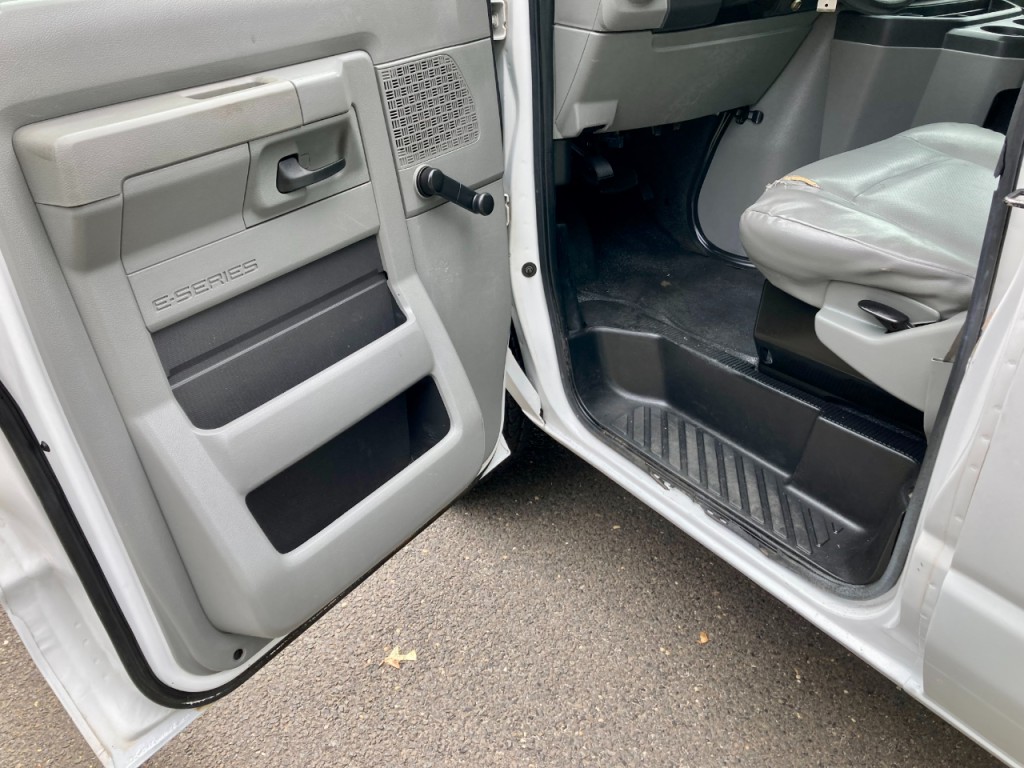 2011 Ford Econoline Image 26