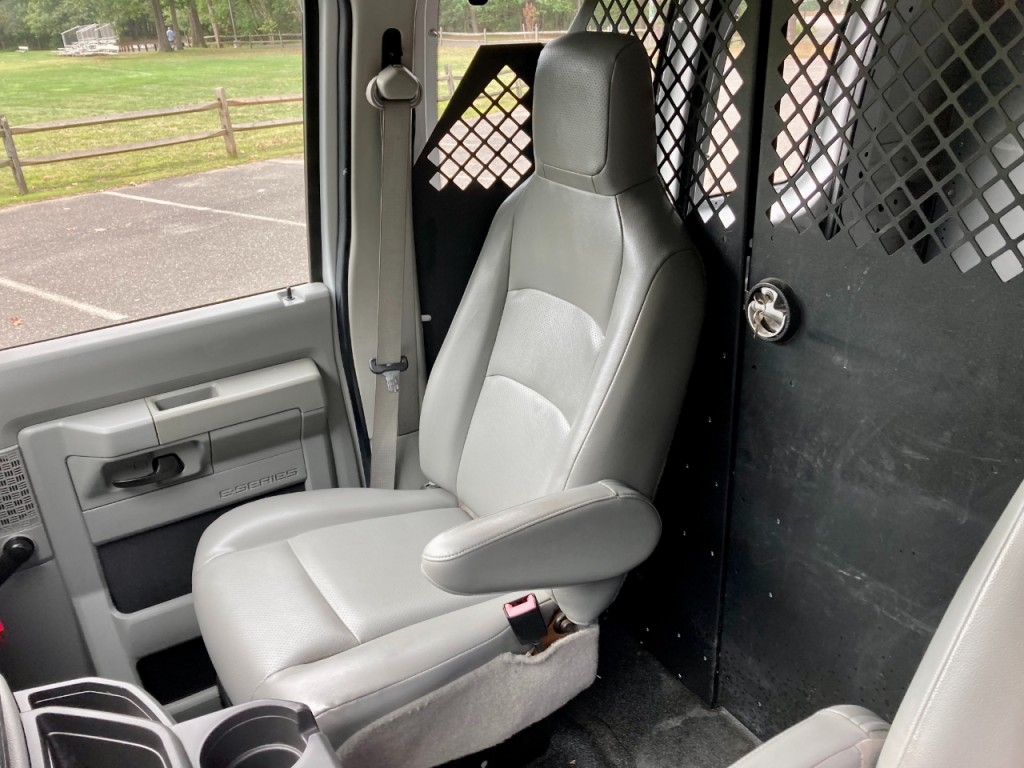 2011 Ford Econoline Image 28