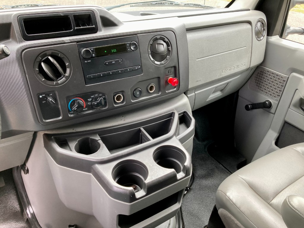 2011 Ford Econoline Image 30
