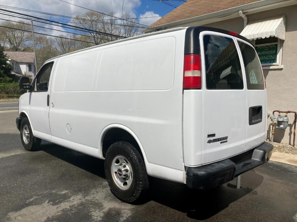 2011 Chevrolet Express Image 5