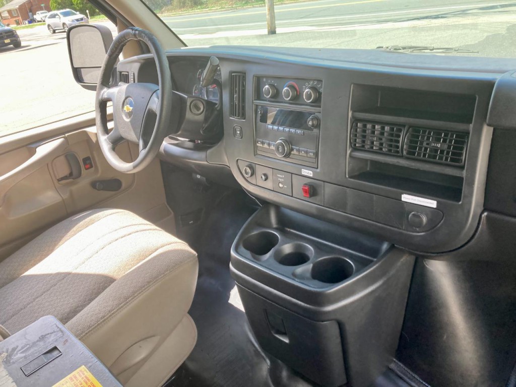 2011 Chevrolet Express Image 20