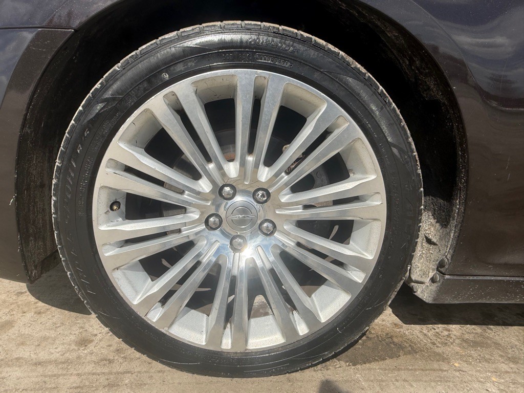 2012 Chrysler 300 Image 11