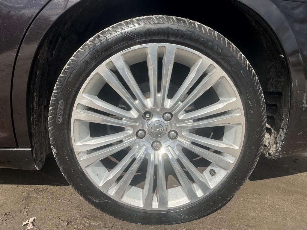 2012 Chrysler 300 Image 12