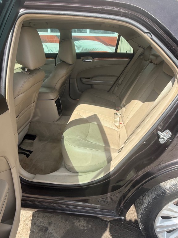 2012 Chrysler 300 Image 15