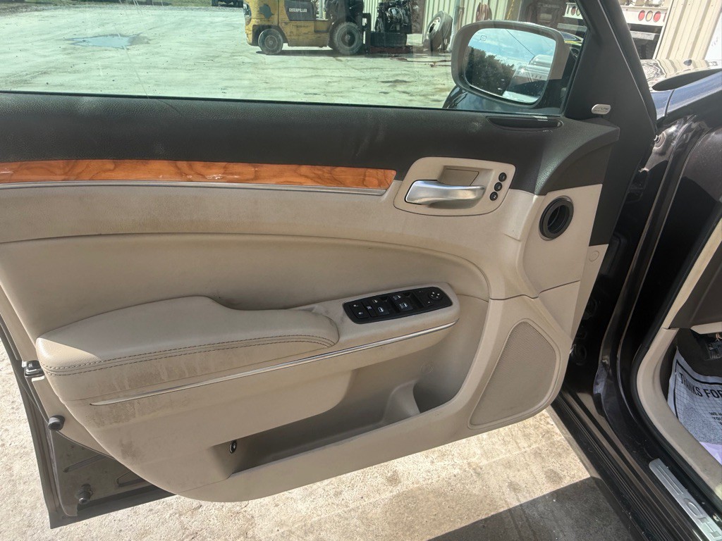 2012 Chrysler 300 Image 19