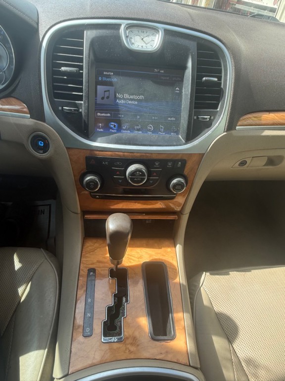 2012 Chrysler 300 Image 24