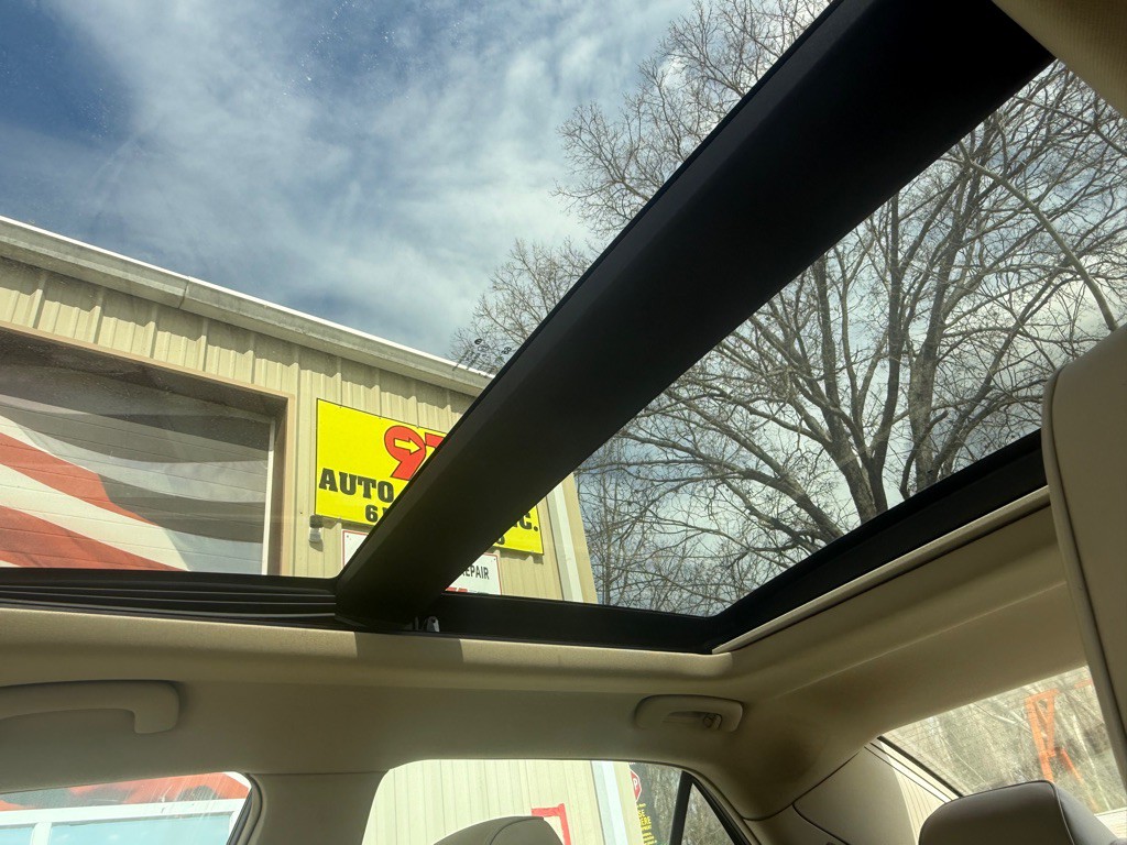 2012 Chrysler 300 Image 25