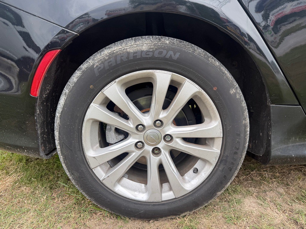 2016 Chrysler 200 Image 4