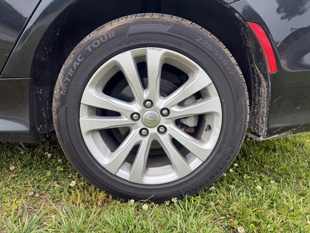2016 Chrysler 200 Image 7