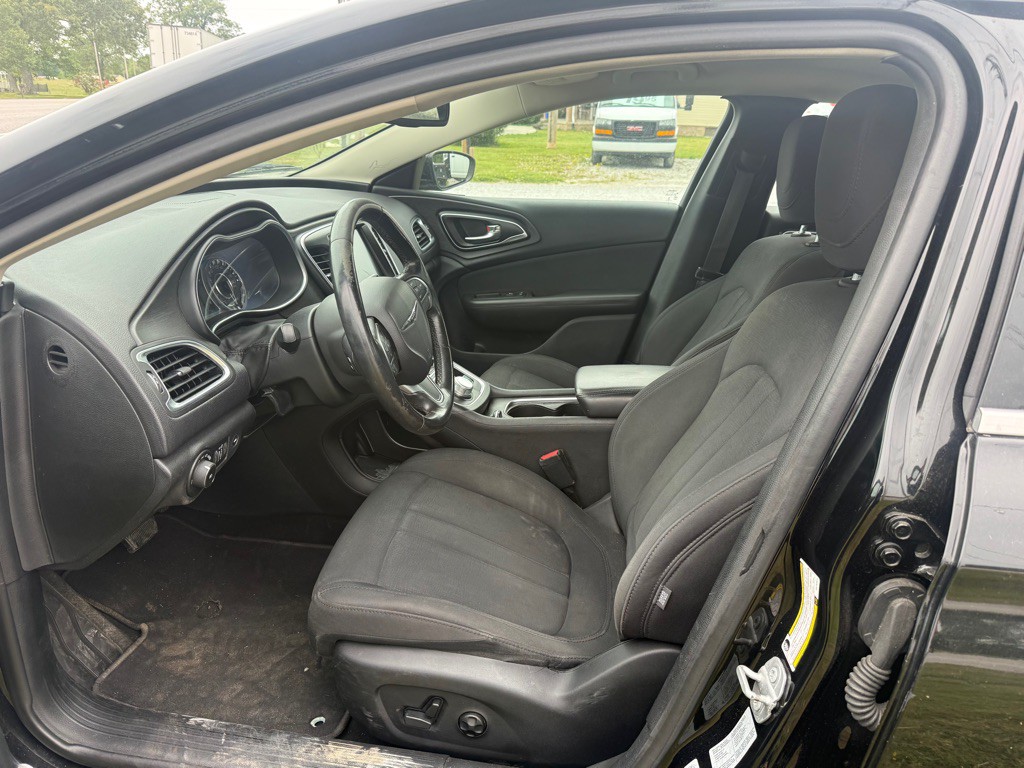 2016 Chrysler 200 Image 8