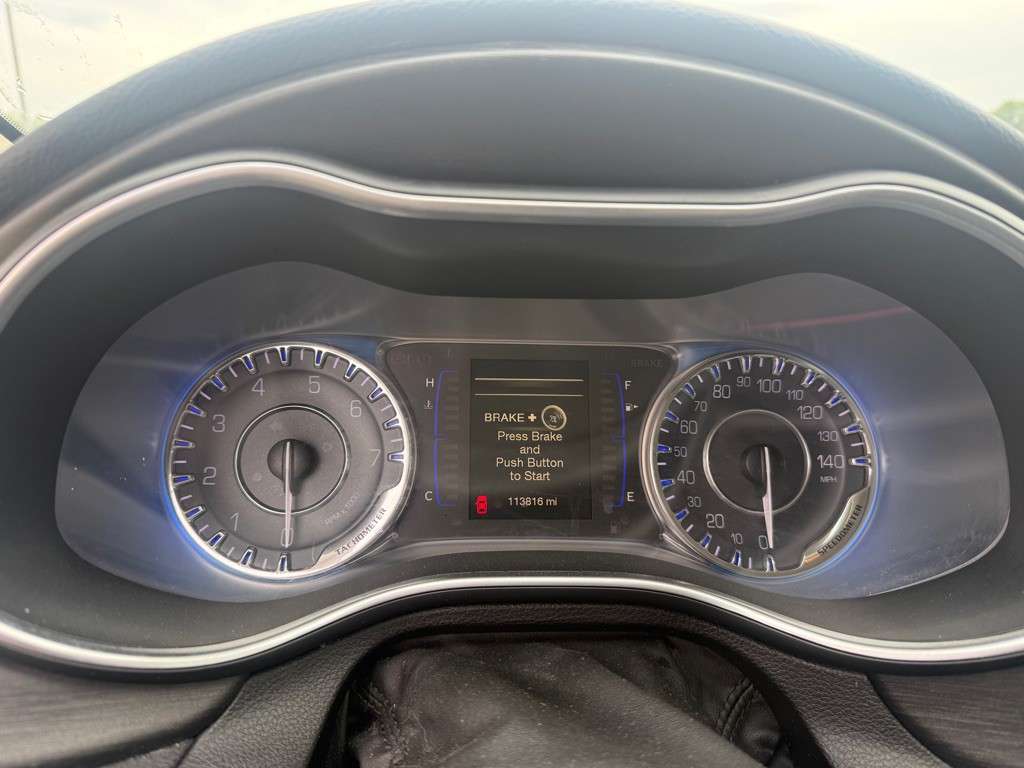2016 Chrysler 200 Image 9