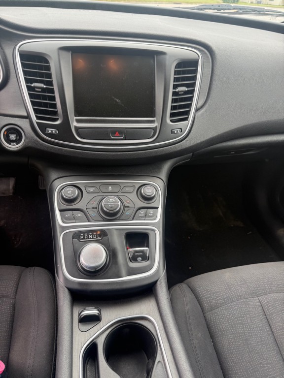 2016 Chrysler 200 Image 10